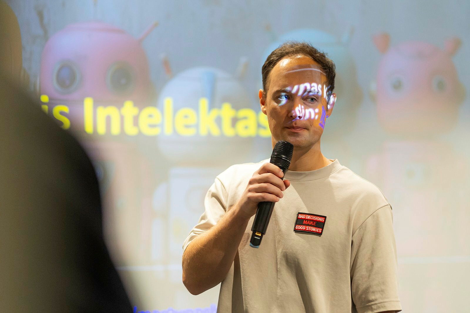 Martynas Kairys kalba scenoje su mikrofonu